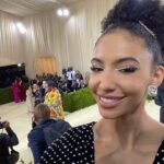 Cheslie Kryst Instagram - Okay, okay last post, I promise (for now lol)!! @badgalriri made a splash on the carpet and I wanted a photo of her and @asaprocky in the background of a selfie of mine. I ended up being in the background of one of her photos too 😂😂 .. Also, loved her answer on how her outfit related to the Met Gala theme of American fashion! Swipe to see it all! . . . . #metgala #themet #metgala2021 #extra #extratv #badgalriri #redcarpet #selfie