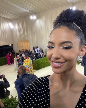 Cheslie Kryst Instagram - Okay, okay last post, I promise (for now lol)!! @badgalriri made a splash on the carpet and I wanted a photo of her and @asaprocky in the background of a selfie of mine. I ended up being in the background of one of her photos too 😂😂 .. Also, loved her answer on how her outfit related to the Met Gala theme of American fashion! Swipe to see it all! .
.
.
.
#metgala #themet #metgala2021 #extra #extratv #badgalriri #redcarpet #selfie