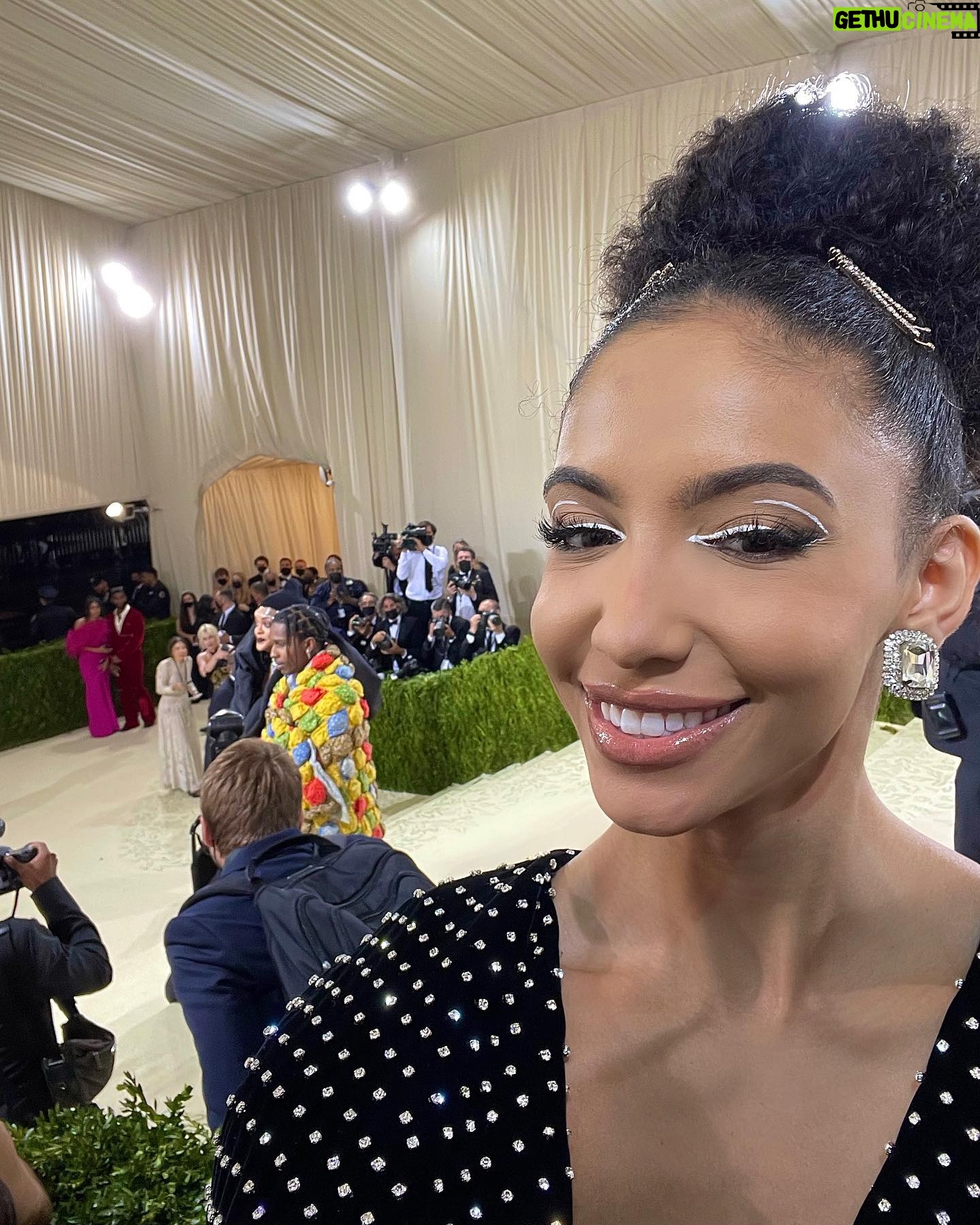 Cheslie Kryst - 15.3K Likes - Okay, okay last post, I promise (for now lol)!! @badgalriri made a splash on the carpet and I wanted a photo of her and @asaprocky in the background of a selfie of mine. I ended up being in the background of one of her photos too 😂😂 .. Also, loved her answer on how her outfit related to the Met Gala theme of American fashion! Swipe to see it all! .
.
.
.
#metgala #themet #metgala2021 #extra #extratv #badgalriri #redcarpet #selfie