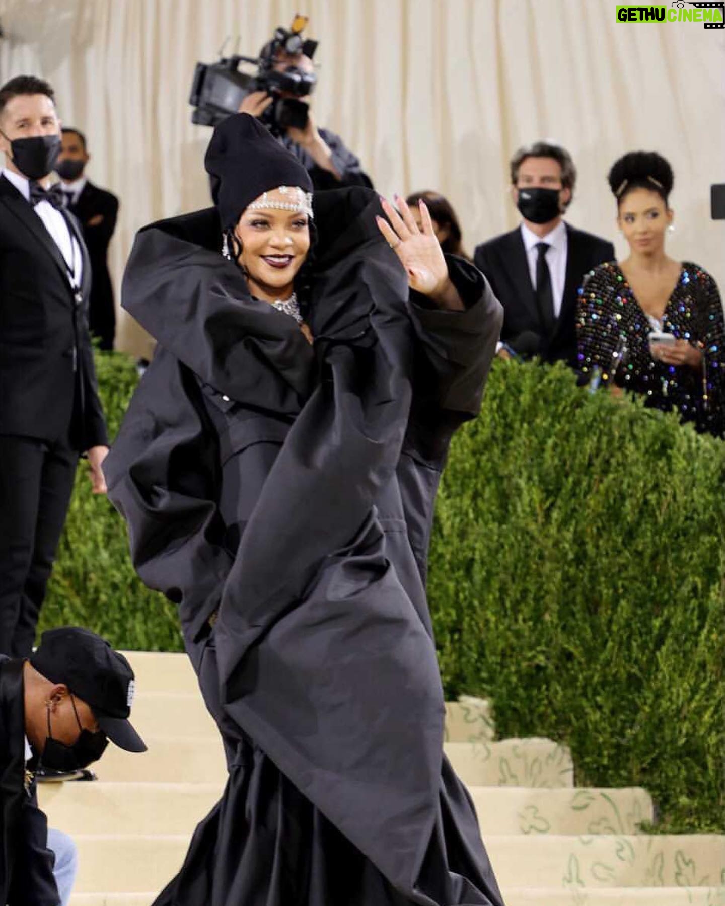 Cheslie Kryst - 15.3K Likes - Okay, okay last post, I promise (for now lol)!! @badgalriri made a splash on the carpet and I wanted a photo of her and @asaprocky in the background of a selfie of mine. I ended up being in the background of one of her photos too 😂😂 .. Also, loved her answer on how her outfit related to the Met Gala theme of American fashion! Swipe to see it all! .
.
.
.
#metgala #themet #metgala2021 #extra #extratv #badgalriri #redcarpet #selfie