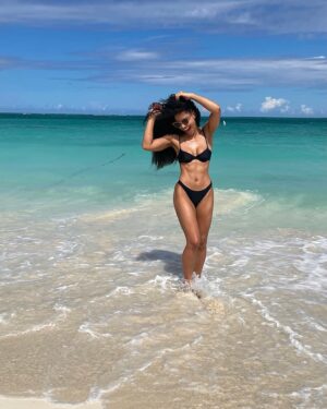 Cheslie Kryst Instagram - Y’all, I brought like 9 swimsuits with me, a bunch of cover-ups, and sunblock. Mind if I spam you with pics for a week? 😂😂😂 .
.
.
.
#turksandcaicos #turksandcaicosislands #beachy #beachlife