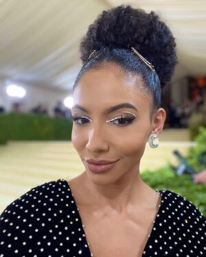Cheslie Kryst Instagram - Gabrielle Union complimented me on my eye makeup 😭😭😭😭😭 made my night!!! I tried something different for the Met Gala carpet (inspired by a look I saw on @yarashahidi’s page!) since I knew I’d have to wear a mask during our interviews. I did my hair and makeup and got dressed in under an hour and a half after I got home from the studio and I’m so happy with how it turned out! Swipe to see some clips of my interviews with @gabunion @ciara (who was wearing her husband’s super bowl ring!!) @billieeilish and @tarajiphenson!! WARNING🚨: it was pretty loud in there and I was basically screaming through my mask to make sure the celebs could hear me so my voice in the mic is a bit screechy 😂😂😂 sorry not sorry lol