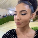 Cheslie Kryst Instagram - Gabrielle Union complimented me on my eye makeup 😭😭😭😭😭 made my night!!! I tried something different for the Met Gala carpet (inspired by a look I saw on @yarashahidi’s page!) since I knew I’d have to wear a mask during our interviews. I did my hair and makeup and got dressed in under an hour and a half after I got home from the studio and I’m so happy with how it turned out! Swipe to see some clips of my interviews with @gabunion @ciara (who was wearing her husband’s super bowl ring!!) @billieeilish and @tarajiphenson!! WARNING🚨: it was pretty loud in there and I was basically screaming through my mask to make sure the celebs could hear me so my voice in the mic is a bit screechy 😂😂😂 sorry not sorry lol