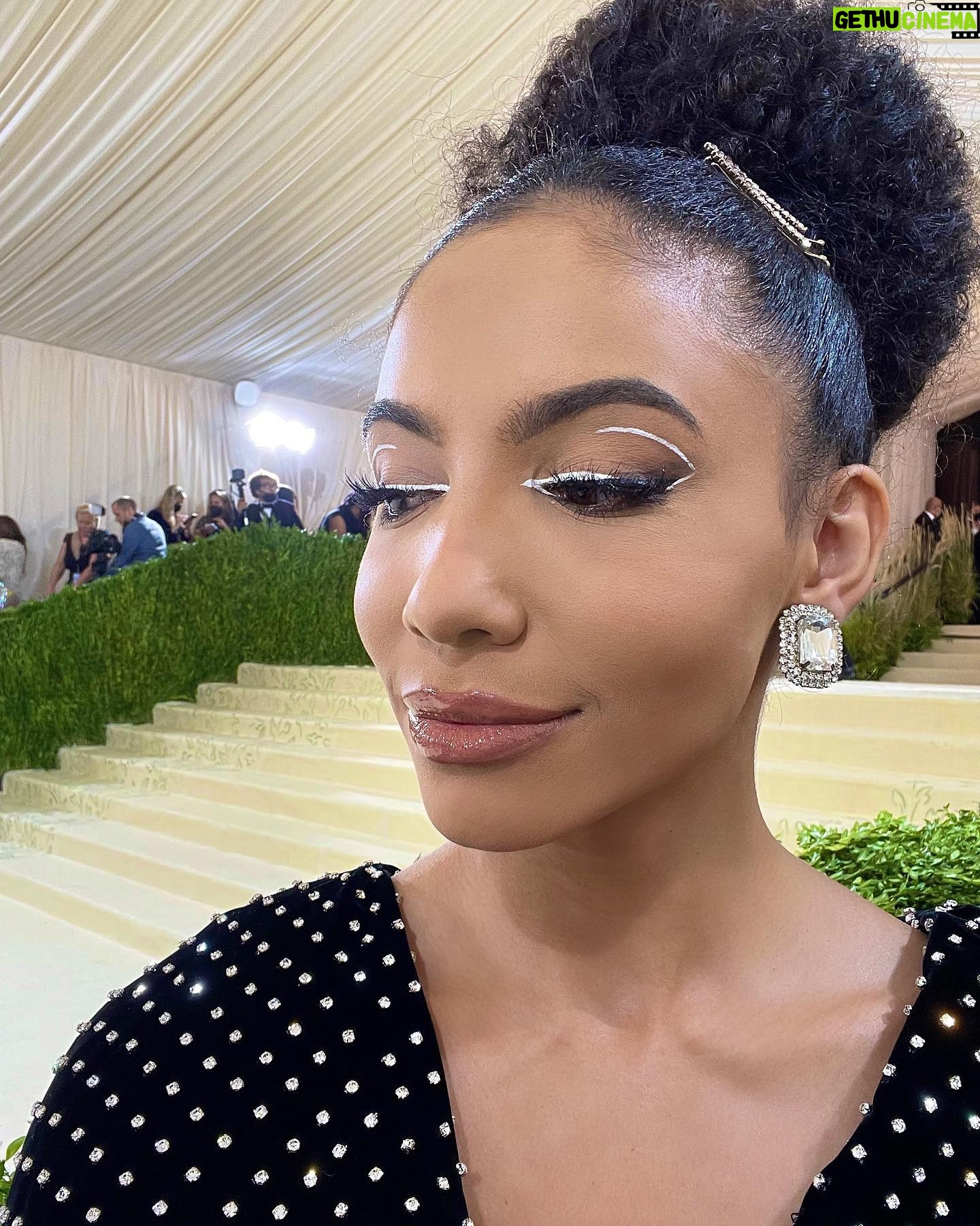 Cheslie Kryst - 12.7K Likes - Gabrielle Union complimented me on my eye makeup 😭😭😭😭😭 made my night!!! I tried something different for the Met Gala carpet (inspired by a look I saw on @yarashahidi’s page!) since I knew I’d have to wear a mask during our interviews. I did my hair and makeup and got dressed in under an hour and a half after I got home from the studio and I’m so happy with how it turned out! Swipe to see some clips of my interviews with @gabunion @ciara (who was wearing her husband’s super bowl ring!!) @billieeilish and @tarajiphenson!! WARNING🚨: it was pretty loud in there and I was basically screaming through my mask to make sure the celebs could hear me so my voice in the mic is a bit screechy 😂😂😂 sorry not sorry lol