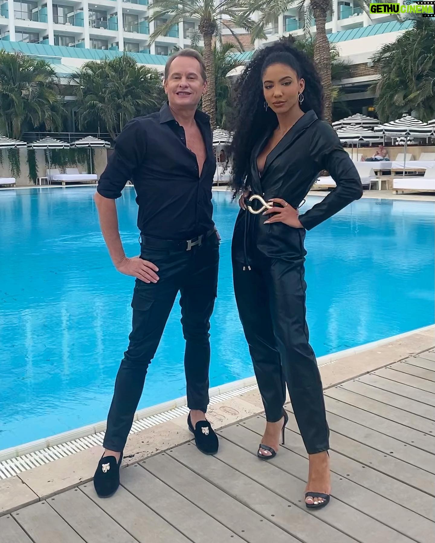 Cheslie Kryst - 13.9K Likes - Time for a little fun with Cheslie and Kressley!! Now that the preliminary competition is over, I’m taking my judging hat off and putting my analyst hat on as @carsonkressley and I serve as backstage correspondents for the final night of Miss Universe with @iamsteveharveytv back as the host!!! I loved having a chance to get some behind the scenes insight into the 80 phenomenal women competing while I served on the preliminary selection committee and I’m looking forward to sharing that insight with you all at home watching (at least everything I’m allowed to share lol)!! The final show airs live at 7pm ET this Sunday on @fox … Who are you tuning in to watch???
.
.
.
.
#missuniverse #missuniverse2021 #carsonkressley #chesliekryst #steveharvey #missusa2019