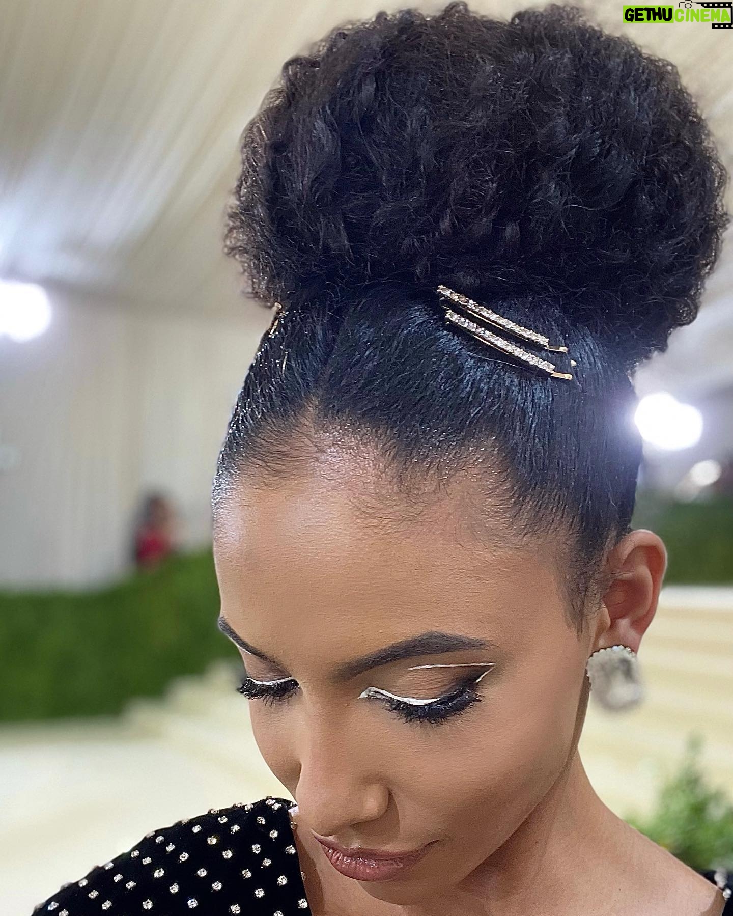 Cheslie Kryst - 12.7K Likes - Gabrielle Union complimented me on my eye makeup 😭😭😭😭😭 made my night!!! I tried something different for the Met Gala carpet (inspired by a look I saw on @yarashahidi’s page!) since I knew I’d have to wear a mask during our interviews. I did my hair and makeup and got dressed in under an hour and a half after I got home from the studio and I’m so happy with how it turned out! Swipe to see some clips of my interviews with @gabunion @ciara (who was wearing her husband’s super bowl ring!!) @billieeilish and @tarajiphenson!! WARNING🚨: it was pretty loud in there and I was basically screaming through my mask to make sure the celebs could hear me so my voice in the mic is a bit screechy 😂😂😂 sorry not sorry lol
