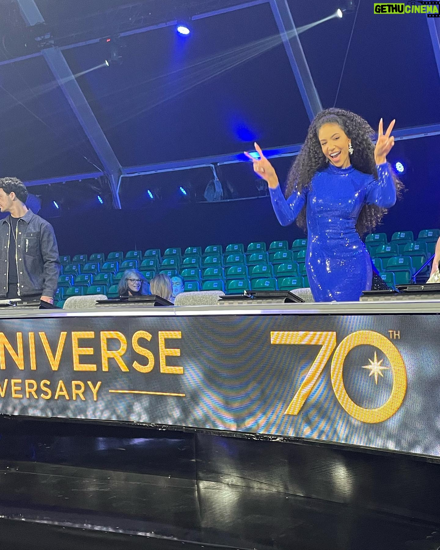 Cheslie Kryst - 30.6K Likes - Selecting the next Miss Universe: a photo story lol #WhoWillSheBe ?? Gown: @jovanifashions .
.
.
.
#missuniverse #missuniverse2021 #bluegown #bluedress #missusa2019 #jovani