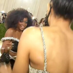 Cheslie Kryst Instagram - Gabrielle Union complimented me on my eye makeup 😭😭😭😭😭 made my night!!! I tried something different for the Met Gala carpet (inspired by a look I saw on @yarashahidi’s page!) since I knew I’d have to wear a mask during our interviews. I did my hair and makeup and got dressed in under an hour and a half after I got home from the studio and I’m so happy with how it turned out! Swipe to see some clips of my interviews with @gabunion @ciara (who was wearing her husband’s super bowl ring!!) @billieeilish and @tarajiphenson!! WARNING🚨: it was pretty loud in there and I was basically screaming through my mask to make sure the celebs could hear me so my voice in the mic is a bit screechy 😂😂😂 sorry not sorry lol