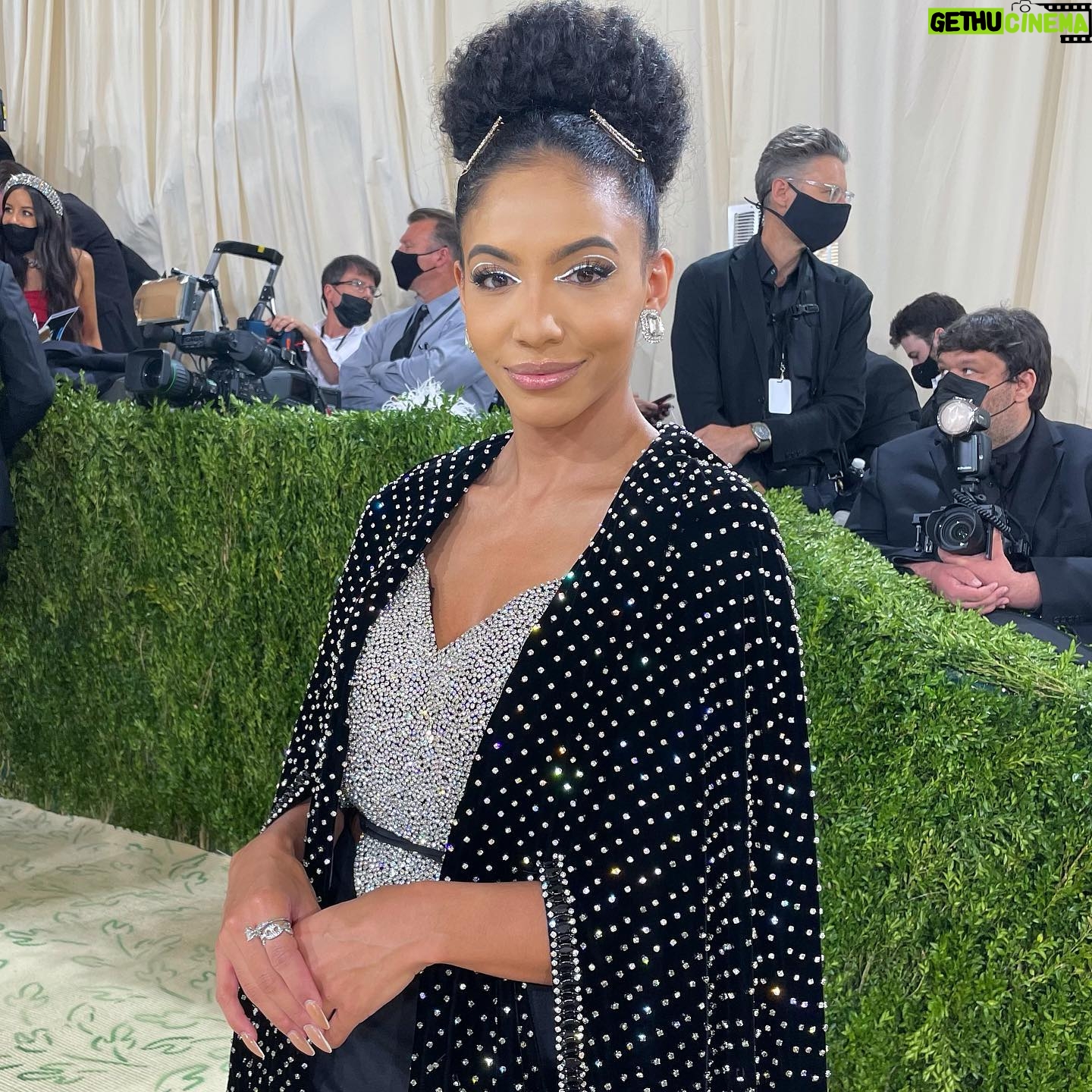 Cheslie Kryst - 15.2K Likes - Are you all ready for the FLOOD of photos/video I have from the Met Gala last night? Lol got some pics of my full fit, makeup closeups, a couple @badgalriri photobomb moments (and video of what she told me about her outfit), and some other bts. Let me know whose outfits you loved most in the comments!!! Here we go…. .
Outfit: @jovanifashions
.
.
#metgala #metgala2021 #redcarpet #nyc #bts #met #jovani #jovanifashions