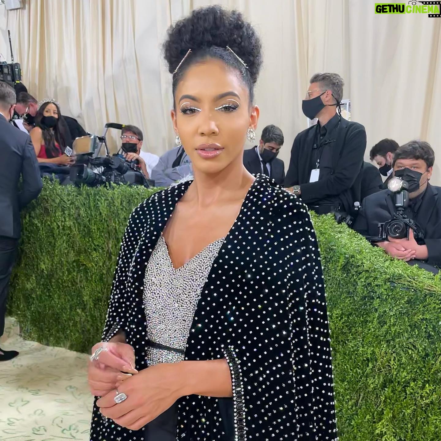 Cheslie Kryst - 15.2K Likes - Are you all ready for the FLOOD of photos/video I have from the Met Gala last night? Lol got some pics of my full fit, makeup closeups, a couple @badgalriri photobomb moments (and video of what she told me about her outfit), and some other bts. Let me know whose outfits you loved most in the comments!!! Here we go…. .
Outfit: @jovanifashions
.
.
#metgala #metgala2021 #redcarpet #nyc #bts #met #jovani #jovanifashions