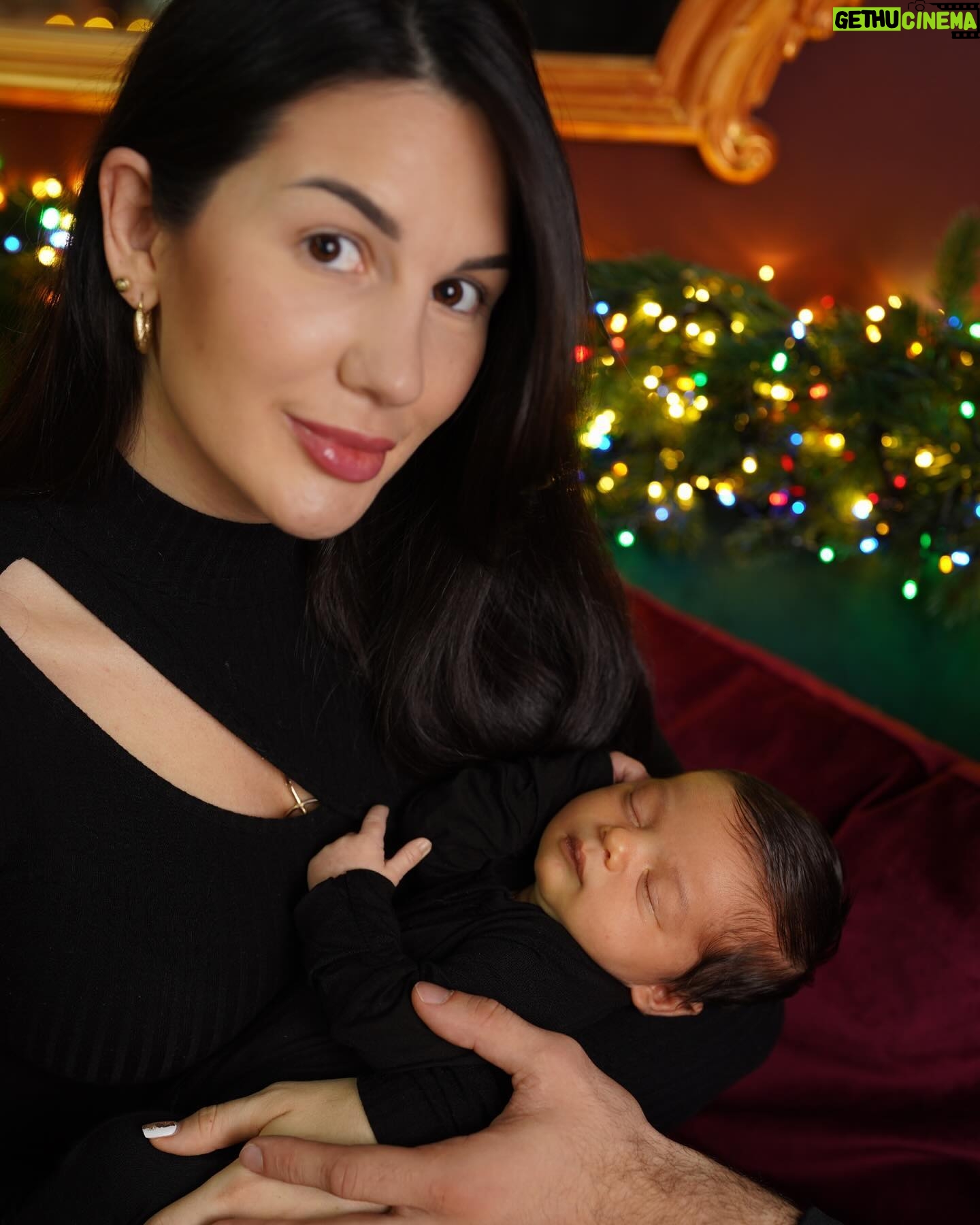 Cheyanne Buys - 3.2K Likes - Best time of the year, with the best thing that ever happened to me π₯Ήπ«ΆπΌ
β
Merry Christmas from my family to yours π«ΆπΌ