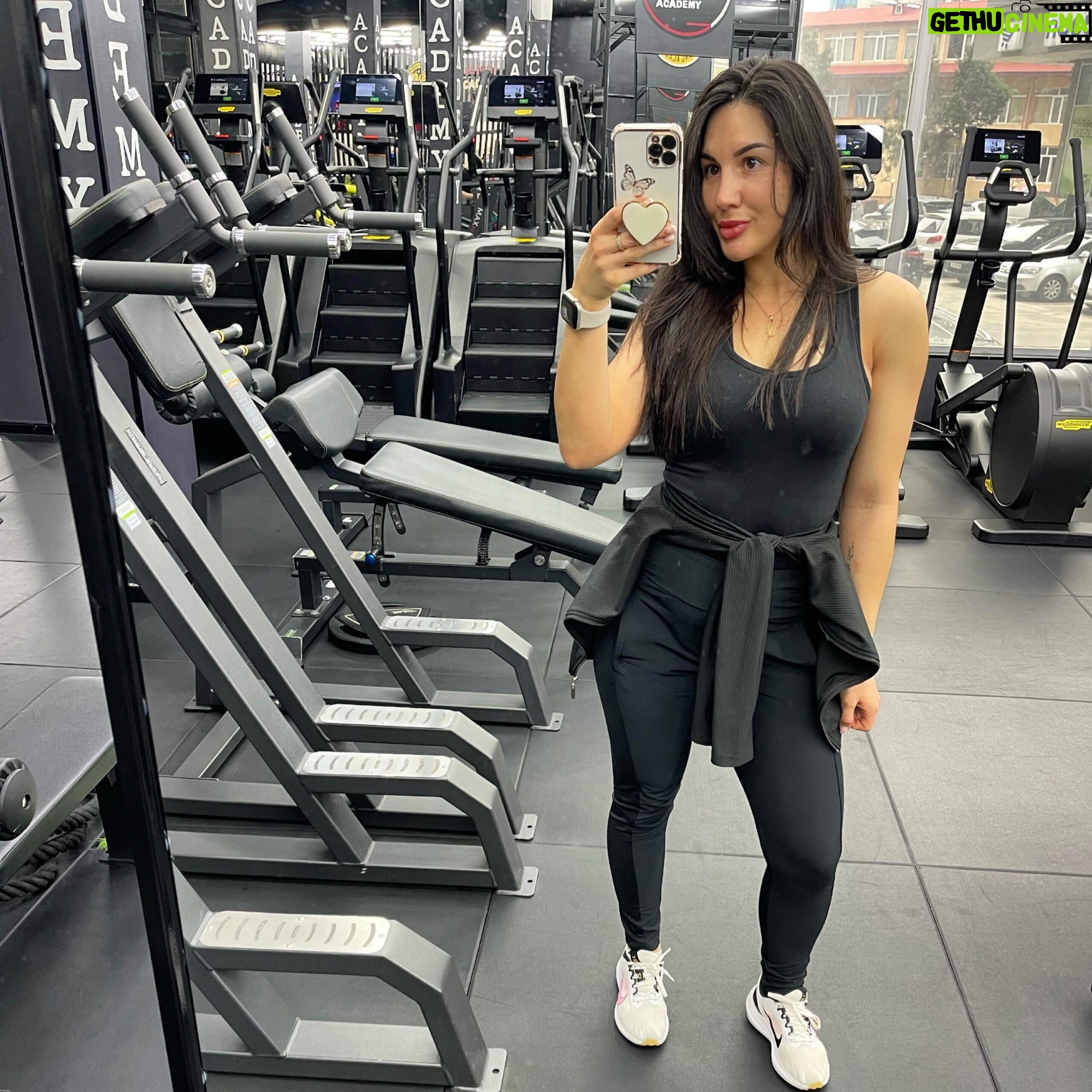 Cheyanne Buys Instagram - Haven’t had a morning workout since I was pregnant. Feels so good to slowly getting back to how my body use to move ✨🤎