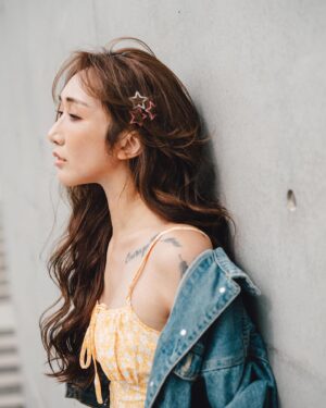 Chia-Chen Hsieh Instagram - -
@taotzuchang 道慈老師眼裡的我。

「原來，我也可以成為…」

每次跟 @imokahhhh 頻道拍攝🎬
道慈老師總是有辦法在我瘋癲的過程
抓到那麼一絲靜謐的瞬間…

大家真的要收看當天的拍攝花絮
先追蹤訂閱起來🔥
連我都超期待上片的日子了😍

📍偷偷測試是否為頻道老觀眾
⚠️請問：「Miya在頻道首度以什麼動物出道？」

#imok #photo #photooftheday #photography #youtube #fyp #model #actor #actorslife