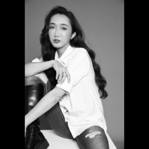 Chia-Chen Hsieh Instagram - -
「那你知道他是男生嗎？」

性別還原手術轉眼已過了十年
到現在還是有人認為我是男生
嚴格說起來，是「曾經是男生」

從小的霸凌，到手術以來遇到的歧視
從一開始的厭惡懷疑、否定自己
到現在的性別認同、接受自我
在這當中讓我慢慢明白
原來，這從來都不是件「丟臉」的事

「做自己」到底招誰惹誰了？

小時候，我們總是充滿自信
敢抓蟲、敢展現、敢舞動、敢表達
但為什麼隨著年紀的增長
自信卻以成反比的方式逐漸消散
取而代之的是再三的懷疑自己
直到所有的信心都消失殆盡

那如果我們試著堅強面對
我們不在意外在的眼光
我們不在意自己的聲音與長相
我們沒有失去小時候那道光芒

在面對社會的各種抨擊時
有人說你死人妖、說你不夠好
說你像男生、說你做不到
我們有能力與智慧告訴他們：

《我擁有的特質比這些好太多了！》
因為我身上所有的一切都代表著我！
我就是我！我以自己為榮！

因緣際會進入了模特的產業
也因為如此，接觸到了表演
開啟了走上「演員」之路
使命般的熱愛
讓我踏著得來不易的每一步

近期拍攝了一位金馬導演的電影
在講戲時他突然對我說：
「嘉宸，善用妳的天賦與特質，妳做得到。」

我覺得我的優勢
就是一般人所沒有的經歷
縱使那些過去在心中留下不少傷疤
卻也造就了現在的我
成就我的生命，也累積成了底蘊

如果說現在台灣戲劇圈缺少什麼
✨【我相信就是少了我這種，特別且不被看好的人。】✨

雖然這句話現在聽起來似乎自不量力
但謝謝一直以來
相信我的親朋好友與貴人們
我會做到足以實現說出這句話的價值。

停止檢討你自己
每一種獨特
都是你自己的獨一無二
相信你自己，你一定做得到

我很棒，我很漂亮
我自己知道最重要😏

📷 @xin.li.3x 

#beyourself