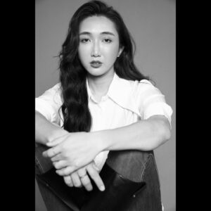 Chia-Chen Hsieh Instagram - -
「那你知道他是男生嗎？」

性別還原手術轉眼已過了十年
到現在還是有人認為我是男生
嚴格說起來，是「曾經是男生」

從小的霸凌，到手術以來遇到的歧視
從一開始的厭惡懷疑、否定自己
到現在的性別認同、接受自我
在這當中讓我慢慢明白
原來，這從來都不是件「丟臉」的事

「做自己」到底招誰惹誰了？

小時候，我們總是充滿自信
敢抓蟲、敢展現、敢舞動、敢表達
但為什麼隨著年紀的增長
自信卻以成反比的方式逐漸消散
取而代之的是再三的懷疑自己
直到所有的信心都消失殆盡

那如果我們試著堅強面對
我們不在意外在的眼光
我們不在意自己的聲音與長相
我們沒有失去小時候那道光芒

在面對社會的各種抨擊時
有人說你死人妖、說你不夠好
說你像男生、說你做不到
我們有能力與智慧告訴他們：

《我擁有的特質比這些好太多了！》
因為我身上所有的一切都代表著我！
我就是我！我以自己為榮！

因緣際會進入了模特的產業
也因為如此，接觸到了表演
開啟了走上「演員」之路
使命般的熱愛
讓我踏著得來不易的每一步

近期拍攝了一位金馬導演的電影
在講戲時他突然對我說：
「嘉宸，善用妳的天賦與特質，妳做得到。」

我覺得我的優勢
就是一般人所沒有的經歷
縱使那些過去在心中留下不少傷疤
卻也造就了現在的我
成就我的生命，也累積成了底蘊

如果說現在台灣戲劇圈缺少什麼
✨【我相信就是少了我這種，特別且不被看好的人。】✨

雖然這句話現在聽起來似乎自不量力
但謝謝一直以來
相信我的親朋好友與貴人們
我會做到足以實現說出這句話的價值。

停止檢討你自己
每一種獨特
都是你自己的獨一無二
相信你自己，你一定做得到

我很棒，我很漂亮
我自己知道最重要😏

📷 @xin.li.3x 

#beyourself