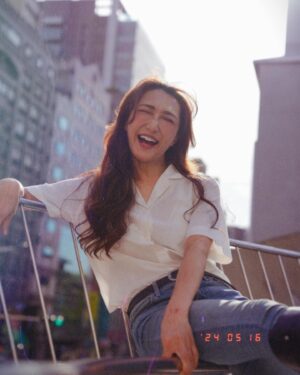 Chia-Chen Hsieh Instagram - -
「今天的你，有比昨天更好嗎？」

每個人都有自己時區、自己的步調
在羨慕別人的同時
一定也有羨慕你特質的人

今天看到最喜歡的一句話
🔺《每天進步一點點，十年後讓人追不上。》

即使前進的很慢
但堅持每天向上一點點
時間一長，也會是意想不到的高度！

保持愉悅的心情、不要停止學習
那種改變，自己可能察覺不到
但散發出來的，是騙不了人的☺️

📷 @amy_vul3aup3 

#positive #mood #like #photography #photooftheday #photo #photogram #progress