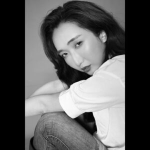 Chia-Chen Hsieh Instagram - -
「那你知道他是男生嗎？」

性別還原手術轉眼已過了十年
到現在還是有人認為我是男生
嚴格說起來，是「曾經是男生」

從小的霸凌，到手術以來遇到的歧視
從一開始的厭惡懷疑、否定自己
到現在的性別認同、接受自我
在這當中讓我慢慢明白
原來，這從來都不是件「丟臉」的事

「做自己」到底招誰惹誰了？

小時候，我們總是充滿自信
敢抓蟲、敢展現、敢舞動、敢表達
但為什麼隨著年紀的增長
自信卻以成反比的方式逐漸消散
取而代之的是再三的懷疑自己
直到所有的信心都消失殆盡

那如果我們試著堅強面對
我們不在意外在的眼光
我們不在意自己的聲音與長相
我們沒有失去小時候那道光芒

在面對社會的各種抨擊時
有人說你死人妖、說你不夠好
說你像男生、說你做不到
我們有能力與智慧告訴他們：

《我擁有的特質比這些好太多了！》
因為我身上所有的一切都代表著我！
我就是我！我以自己為榮！

因緣際會進入了模特的產業
也因為如此，接觸到了表演
開啟了走上「演員」之路
使命般的熱愛
讓我踏著得來不易的每一步

近期拍攝了一位金馬導演的電影
在講戲時他突然對我說：
「嘉宸，善用妳的天賦與特質，妳做得到。」

我覺得我的優勢
就是一般人所沒有的經歷
縱使那些過去在心中留下不少傷疤
卻也造就了現在的我
成就我的生命，也累積成了底蘊

如果說現在台灣戲劇圈缺少什麼
✨【我相信就是少了我這種，特別且不被看好的人。】✨

雖然這句話現在聽起來似乎自不量力
但謝謝一直以來
相信我的親朋好友與貴人們
我會做到足以實現說出這句話的價值。

停止檢討你自己
每一種獨特
都是你自己的獨一無二
相信你自己，你一定做得到

我很棒，我很漂亮
我自己知道最重要😏

📷 @xin.li.3x 

#beyourself