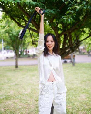 Chiago Liu Instagram - 連續的貼文不是背板花花綠綠，就是拍照的地方花花綠綠，延續這樣花花綠綠的氣勢，讓生活也一起花花綠綠吧！
甩起來～～～

最近好像該發一點生活照了，開始有朋友以為我的帳號是公司經營的哈哈哈哈
如果是公司經營的，那也太混了啦哈哈哈哈哈
不過生活中我確實會經常沒有在拍照，手機都是我家狗的照片☺️
新的一個月即將開始，我來試試生活中多拍拍😜

Top& bottom @maxandco #maxandco
Heels  @Jimmychoo @bluebelltw
Bag 洪海仁最愛的 @delvaux #Delvaux 😆