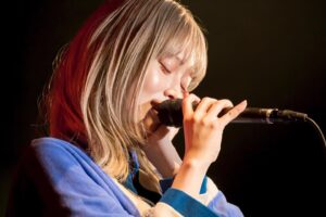 Chiai Fujikawa Instagram - 箱根駅伝やサッカーを観ていると、声援は選手やチームを奮い立たすって聞くけど、昨夜は歌手もそれに近いのかなって実感しました。皆の声に泣きそうになりました。

4月12日(水)にミニアルバム「嬉しい声をほんのちょっと」をリリースします。

2023年もよろしくね！

📸 Photo by @takashi_konuma