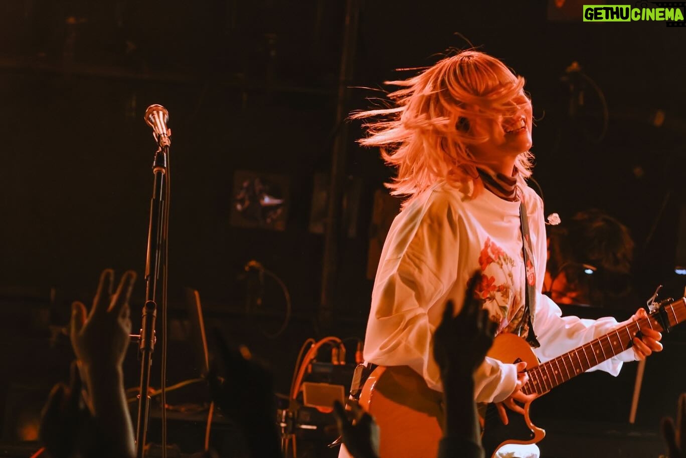 Chiai Fujikawa - 3 Likes - ツアー名古屋、めちゃんこ、ありがとう。
肺テンションで、それはそれは、楽しき、夜、で、し、た。。。。。。。ちんちこちんじゃった。。。。。。
3月23日(土)ツアーファイナル東京は
もっと熱い夜にするために、いまから作戦練っとるよ。
チケットリンクはハイライト「次のライブ」から🎫
そして今年も恐縮ですが
バースデーライブ2024を開催させていただきます💧🫨
5月3日渋谷Spotify O-EASTです。ありがたき。
タイトルは「音楽それは最も甘美な浮かれポンチ」
FC抽選先行受付始まってます、3/3までよ。
📸Photo by @mini12du