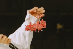 Chiai Fujikawa Instagram - ツアー名古屋、めちゃんこ、ありがとう。
肺テンションで、それはそれは、楽しき、夜、で、し、た。。。。。。。ちんちこちんじゃった。。。。。。

3月23日（土）ツアーファイナル東京は
もっと熱い夜にするために、いまから作戦練っとるよ。
チケットリンクはハイライト「次のライブ」から🎫

そして今年も恐縮ですが
バースデーライブ2024を開催させていただきます💧🫨
5月3日渋谷Spotify O-EASTです。ありがたき。
タイトルは「音楽それは最も甘美な浮かれポンチ」
FC抽選先行受付始まってます、3/3までよ。

📸Photo by @mini12du