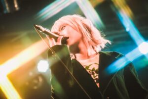 Chiai Fujikawa Instagram - もつ鍋の匂いが染みついたデニムも、
はっちゃけた証の筋肉痛も、
ぜんぶ愛おしい福岡の旅でした。

改めて、ツアー福岡、インストアライブ
来てくれた皆、ありがとう。

裏拍クラップ、
皆、かなり練習してきたでしょ？
合格です。

この調子で、
次のツアー岡山（2024年1月8日）も
最高を更新していきましょ！

チケット発売中です。待っとるよ。

Photo by 榎本良