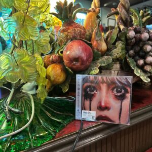 Chiai Fujikawa Instagram - 本日、新しいアルバム『内の臓が愚痴をこぼすもので』をリリースすることができました。
3年ぶりのフルアルバムですが、何気に４月にミニアルバムを出したばかりなので、本作はなかなかの急ピッチでの制作でした。
お陰で、ここ半年は音楽のことだけを考えるストイックな日々が続きました。ストイックなんて格好付けてしまいましたが、音楽のことを考える時間はこの上なく幸せで有り難いくらいです。実は今作でも『自律神経』という曲を作ったくらい私はなにかと日々乱れがちなんですが、歌っているときは不思議と自律神経の乱れさえ改善されるので、改めて音楽は偉大だな〜と再確認したりしました。
何が言いたいかというと私はやっぱり音楽が好きなんです。

そうそう、アルバムのタイトルですが、ヘンテコでなんなんだ？って思ったことと思います。
これは、この大変な世の中、皆も時には胃がキリキリ痛むようなこともあるかと思いまして…、
身体が動かなくてベッドから出られない朝も、大切な想いを軽んじる嫌なヤツも、あるいはやる気が起きなくて自己嫌悪する自分も…、生きにくい世の中です。
なので、凄くおこがましいですが、こんな世の中で、私の歌がひと時でも皆の痛みの鎮痛剤になれたらなーなんて思い、こんなタイトルを付けさせていただきました。
だから、正確には、『内の臓が愚痴をこぼすもので…鎮痛剤代わりに、藤川千愛の歌を聴かにゃいけんね』なんです、笑。

最後にもうひとつ良いですか。これは完全なお願いなんですが、先日、Twitterであるアンケートを取ったら、藤川千愛の曲はよく聴くけど、ライブには行ったことがないという方が66%もいて、そうなのか〜とちょっぴり凹みました。
本アルバムを聴いて一曲でも気になりましたら、是非ライブにも来てみてください。私は楽曲の制作やリリースももちろん大切にしていますが、生の歌を届けられるライブは、何物にも変え難い特別なものなので、上手く言えないけど、やっぱり生歌を聴いてもらいたいです。ライブに行くって行為自体にハードルを感じたり、そもそもライブ行ったことないって人、騙されたと思って遊びに来て欲しいです。覚醒させます。
長くなってしまいましたが、いつも応援ありがとうございます。どんなに歌が好きと言ったところで、届ける人がいてこそなので、いつも皆にはとても感謝しています。
改めましてありがとう。これからも宜しくお願い致します。
藤川千愛