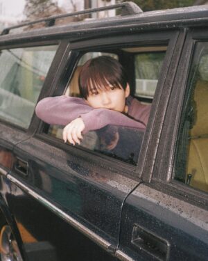 Chiaki Sato Instagram - 情報解禁！映画 #化け猫あんずちゃん に主題歌「またたび」書き下ろしました🐈
おばあちゃんになっても歌いたい曲が初めて出来ました。胸がギュッとなるような、痛みさえも愛しくなるような、そんな楽曲です。
最後の楽曲コメントも読んでくれたら嬉しいです◎
映画公開をお楽しみに🎞️
アー写も新しくなったよー！🚙☔️

7月19日(金) 全国公開 🐾
映画『 #化け猫あんずちゃん 』

主題歌は #佐藤千亜妃 書き下ろし
新曲「またたび」に決定！

さらに新アー写公開&
予告編にて楽曲の一部が解禁🌿

監督：#久野遥子 #山下敦弘
キャスト：#森山未來 #五藤希愛 

🇫🇷第77回カンヌ国際映画祭「監督週間」選出
🇫🇷アヌシー国際アニメーション映画祭正式出品

@ghostcat_anzu
#GhostCatAnzu

[Artist photo]
Photographer：Ayaka Tominaga @tominagaayakap
Styling：Haruki Okamura @harukiokamura
Hair&Make-up：Aki Kudo @akikudo_