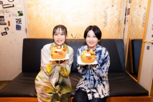 Chiaki Sato Instagram - 満員御礼◎東京公演@恵比寿LIQUIDROOM、ありがとうございました...！来世でもまた歌いたいと思った、そんな夜でした🌃

本当に最高な時間すぎて、伝えたいことが沢山あるんだけど、とにかくみんなに感謝を伝えたいです。心からありがとう。
りらちゃんと線香花火一緒に歌えて嬉しかった🫰☺️🎆
終演後にはフライングで、誕生日のお祝いもしていただきました🎂9/20までもう少し...！！
次は明後日、大阪で会おうね✌️

P.S あ、あと、まじでこれだけは言わせて。
生きてるだけで💯点だ。共に長生きしようね。

Photo by 田中聖太郎 @seitaro__tanaka

#佐藤千亜妃 #幾田りら
#FLYFLYFLY #線香花火