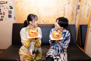 Chiaki Sato Instagram - 満員御礼◎東京公演@恵比寿LIQUIDROOM、ありがとうございました...！来世でもまた歌いたいと思った、そんな夜でした🌃

本当に最高な時間すぎて、伝えたいことが沢山あるんだけど、とにかくみんなに感謝を伝えたいです。心からありがとう。
りらちゃんと線香花火一緒に歌えて嬉しかった🫰☺️🎆
終演後にはフライングで、誕生日のお祝いもしていただきました🎂9/20までもう少し...！！
次は明後日、大阪で会おうね✌️

P.S あ、あと、まじでこれだけは言わせて。
生きてるだけで💯点だ。共に長生きしようね。

Photo by 田中聖太郎 @seitaro__tanaka

#佐藤千亜妃 #幾田りら
#FLYFLYFLY #線香花火