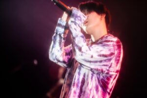 Chiaki Sato Instagram - 満員御礼◎東京公演@恵比寿LIQUIDROOM、ありがとうございました...！来世でもまた歌いたいと思った、そんな夜でした🌃

本当に最高な時間すぎて、伝えたいことが沢山あるんだけど、とにかくみんなに感謝を伝えたいです。心からありがとう。
りらちゃんと線香花火一緒に歌えて嬉しかった🫰☺️🎆
終演後にはフライングで、誕生日のお祝いもしていただきました🎂9/20までもう少し...！！
次は明後日、大阪で会おうね✌️

P.S あ、あと、まじでこれだけは言わせて。
生きてるだけで💯点だ。共に長生きしようね。

Photo by 田中聖太郎 @seitaro__tanaka

#佐藤千亜妃 #幾田りら
#FLYFLYFLY #線香花火