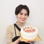 Chiaki Horan Instagram – _
35回目の9月28日を迎えて、たくさんの方々がお祝いしてくださいました🎂🩶

歳を重ねるごとに幸せな人生をもらったなと実感します。こんな幸せで大丈夫だろうかと思うくらい幸せです。大丈夫なんですけど。笑

どの現場も、どの出会いも、私にとって大切な宝物です。

既にたくさんワガママ言っている気がしますが、ある人が「ワガママに自由に好きなことだけして生きて良い」と言ってくれたので、残りの30代、その通りに生きていこうと思います🎶💃🕺🎶

そして、いつも支えてくださる皆さん。お祝いコメント全部読みました☺️ありがとうございます🙏💖

そしてこれからもどうぞよろしくお願い致します㊗️🙏