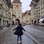 Chiaki Horan Instagram - _ スイスの首都・ベルン🇨🇭 旧市街は世界遺産にもなっていて、都市の名前の由来でもある熊にまつわる像やスポットがたくさんあります✨ 友人のスーちゃんと一日中散策🏃‍♀️💨 それにしてもスイスの鉄道は日本みたいに定刻通りだし、日本でいう”特急列車”みたいな駅間隔や仕様だし、どこにでも鉄道で行けるので、めちゃ便利だった🚞💚 #Bern #switzerland #switzerland🇨🇭 #swiss #visitswitzerland #zurich #interlaken #inlovewithswitzerland