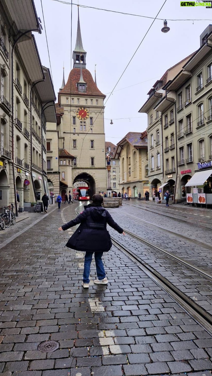 Chiaki Horan Instagram - _ スイスの首都・ベルン🇨🇭 旧市街は世界遺産にもなっていて、都市の名前の由来でもある熊にまつわる像やスポットがたくさんあります✨ 友人のスーちゃんと一日中散策🏃♀️💨 それにしてもスイスの鉄道は日本みたいに定刻通りだし、日本でいう”特急列車”みたいな駅間隔や仕様だし、どこにでも鉄道で行けるので、めちゃ便利だった🚞💚 #Bern #switzerland #switzerland🇨🇭 #swiss #visitswitzerland #zurich #interlaken #inlovewithswitzerland