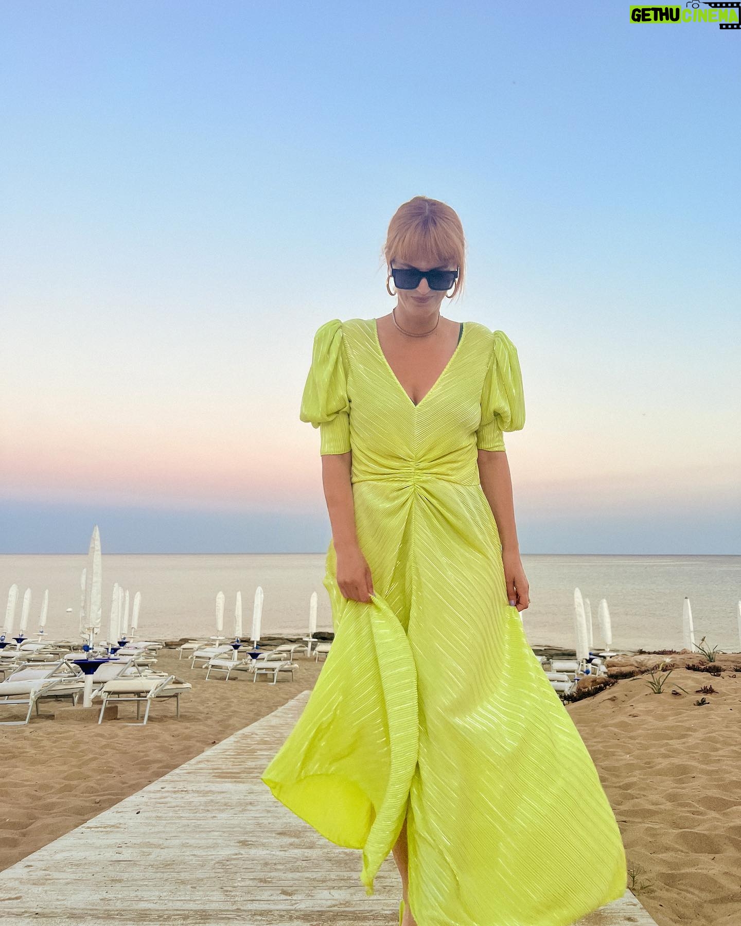 Chiara Galiazzo Instagram - Mi sono sempre sentita una persona fosforescente! 🍋🐠✨