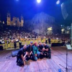 Chiara Galiazzo Instagram – È stata un’ Estate bellissima. 
Abbiamo suonato e cantato, tutti insieme, ci siamo potuti reincontrare e guardare in faccia, urlare a squarciagola ed emozionarci, insieme. 
Si sottovaluta quanto faccia bene ricordarsi ogni tanto che c’ è un mondo reale oltre agli algoritmi e ai numeri che sentiamo analizzare ogni giorno.
È stato stupendo 💜
Grazie ai miei compagni di viaggio @ale_gald , @daniele_tromby , @donato_emma , @raffaeletrabass , @nicolasbudani , @l.massimiliano ,
A @baobabmusicofficial e ai miei due angeli custodi, @nuzzi.marco e @marycvlr 💚
E Grazie a chi c’ è stato 💜
Grazie a tutti! 
💜