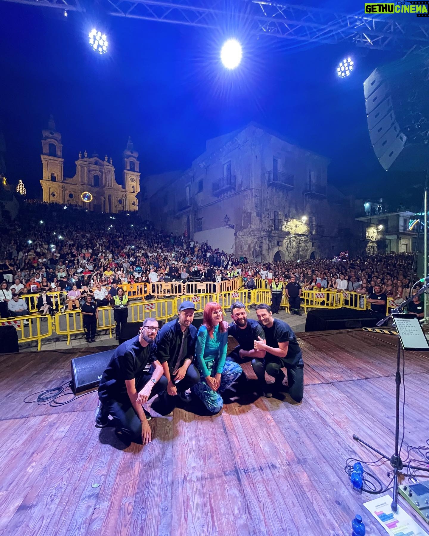 Chiara Galiazzo Instagram - È stata un’ Estate bellissima. Abbiamo suonato e cantato, tutti insieme, ci siamo potuti reincontrare e guardare in faccia, urlare a squarciagola ed emozionarci, insieme. Si sottovaluta quanto faccia bene ricordarsi ogni tanto che c’ è un mondo reale oltre agli algoritmi e ai numeri che sentiamo analizzare ogni giorno. È stato stupendo 💜 Grazie ai miei compagni di viaggio @ale_gald , @daniele_tromby , @donato_emma , @raffaeletrabass , @nicolasbudani , @l.massimiliano , A @baobabmusicofficial e ai miei due angeli custodi, @nuzzi.marco e @marycvlr 💚 E Grazie a chi c’ è stato 💜 Grazie a tutti! 💜