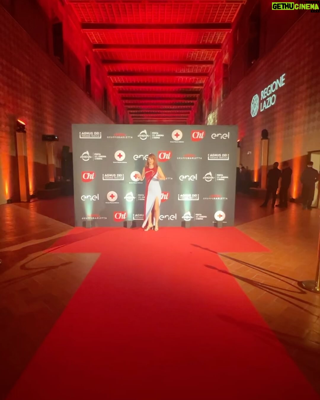 Chiara Galiazzo Instagram - Ieri sera a Roma ✨ . . . @crocerossaitaliana #crocerossa