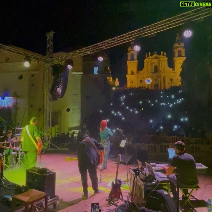 Chiara Galiazzo Instagram - È stata un’ Estate bellissima. Abbiamo suonato e cantato, tutti insieme, ci siamo potuti reincontrare e guardare in faccia, urlare a squarciagola ed emozionarci, insieme. Si sottovaluta quanto faccia bene ricordarsi ogni tanto che c’ è un mondo reale oltre agli algoritmi e ai numeri che sentiamo analizzare ogni giorno. È stato stupendo 💜 Grazie ai miei compagni di viaggio @ale_gald , @daniele_tromby , @donato_emma , @raffaeletrabass , @nicolasbudani , @l.massimiliano , A @baobabmusicofficial e ai miei due angeli custodi, @nuzzi.marco e @marycvlr 💚 E Grazie a chi c’ è stato 💜 Grazie a tutti! 💜