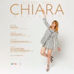 Chiara Galiazzo Instagram - Finalmente posso dirvi dove ci possiamo vedere quest’ Estate ⭐️🎶 Diciamo che sarà un ‘’tuffo’’ in questi ultimi 10 anni 😏 Queste sono le prime date, il calendario è in continuo aggiornamento 🎶 . . . 📸 @alessandroperuggi