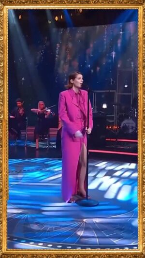 Chiara Galiazzo Instagram - Grazie @chiara_galiazzo, anche noi amiamo solo te ❤️ 

#SplendidaCornice #SergioEndrigo #GeppiCucciari #RaiTre #raicultura #iocheamosolote #RaiPlay #ChiaraGaliazzo @ballosballo @daniele_d.alessandro @tommyruggero @davide_angelica01 @alecosentinoviolin