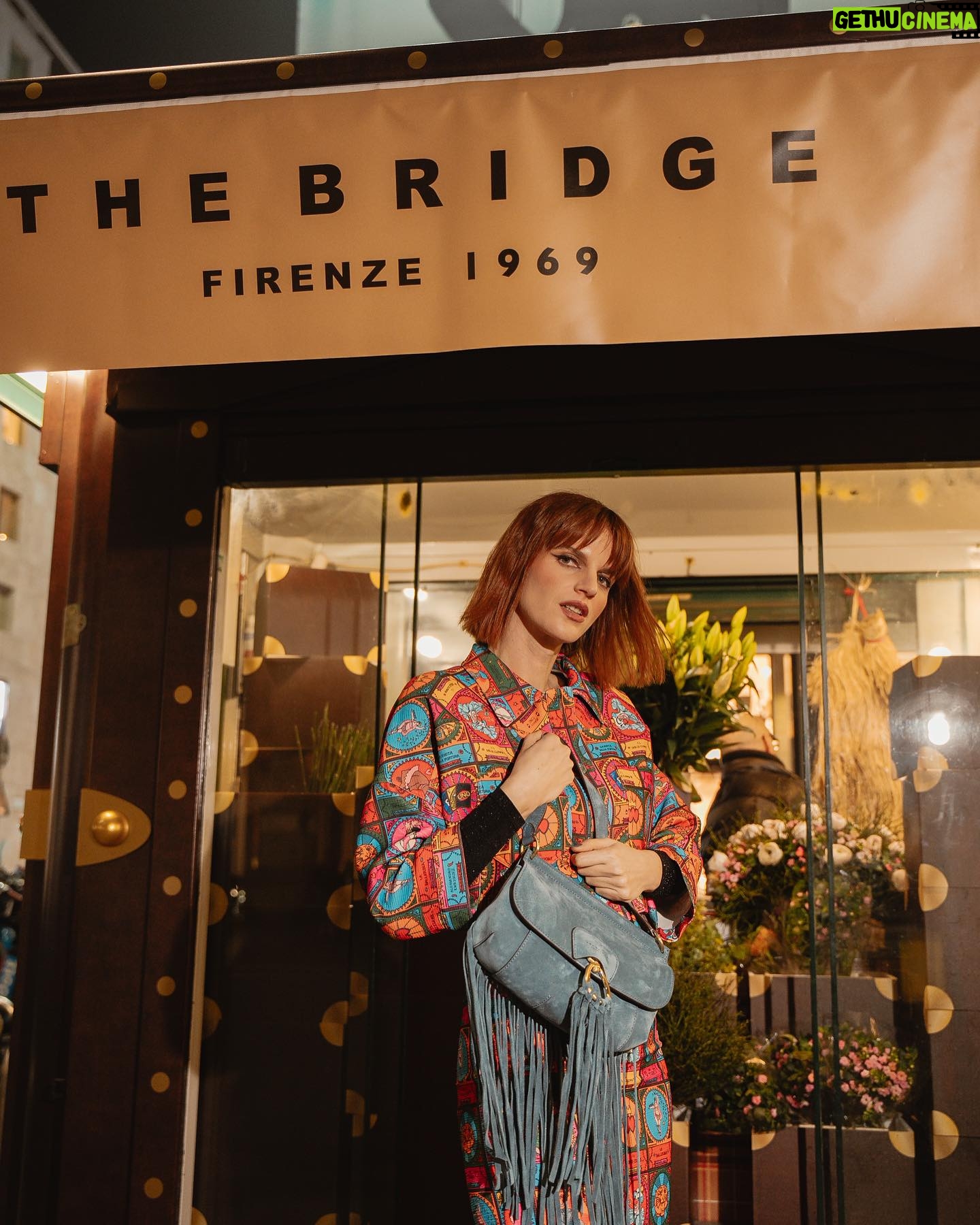 Chiara Galiazzo Instagram - Una romantica a Milano🧚‍♀️ @thebridgeitaly #thebridgepeople #mysaddlebag #MFW adv