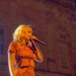 Chiara Galiazzo Instagram – È stata un’ Estate bellissima. 
Ho girato l’ Italia in lungo e in largo, ho rivisto un sacco di voi che non vedevo da tempo, alcuni sono cresciuti e sono diventati adulti.
Cantare insieme Nessun posto è casa mia ha tutta un’ altra valenza quando nel mezzo sono passati anni, svariate peripezie e trend musicali. 
Ma se c è una cosa che ho capito dopo tutti questi concerti é che alla fine rimangono le canzoni, che resistono come le montagne nonostante uragani e tempeste.
Il tour non è ancora finito ma nel frattempo volevo ringraziare tutti, mi avete fatto sentire a casa.
Forse è vero che i posti sono semplicemente persone💜