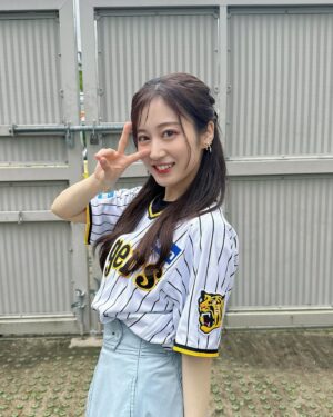 Chihiro Kawakami Instagram - 【ご報告】

7/19（金）阪神甲子園球場
阪神タイガース - 広島東洋カープ
"ウル虎の夏"開催日

始球式させていただくことになりました⚾️

今年で３年連続となりました🙂‍↕️

こんなに沢山機会をいただけることなんてなかなか無くて、始球式がんばれと背中を押してくださる上新電機さんに本当に感謝の気持ちでいっぱいです！！

どれだけ経験しても慣れないし
むしろ経験するごとに緊張度合いが増してますが
いただいた機会を全力で楽しんで始球式挑みたいと思います🐯🎏

そろそろ練習始めようかな…⚾️

#阪神タイガース #阪神甲子園球場
#Joshin #上新電機 #ウル虎の夏 
#広島東洋カープ #始球式 #NMB48
#次こそ #ストライク