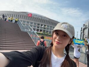 Chihiro Kawakami Instagram - 🏟️

福岡みずほPayPay Domeへ遠征してきました

🦅ソフトバンク - 阪神🐯

まけほー悔しかった！！
でもドームの雰囲気だったり
グルメ、グッズはめっちゃ楽しめました⚾️✨

バリカタ君と写真撮れたので満足🐷笑
似たようなサングラスしててよかった🕶️

明日はとらほーしますように！！！

#福岡みずほPayPayドーム
#paypayドーム #ソフトバンクホークス 
#阪神タイガース #TORACO
#家族で遠征 #最高