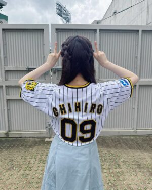 Chihiro Kawakami Instagram - 【ご報告】

7/19（金）阪神甲子園球場
阪神タイガース - 広島東洋カープ
"ウル虎の夏"開催日

始球式させていただくことになりました⚾️

今年で３年連続となりました🙂‍↕️

こんなに沢山機会をいただけることなんてなかなか無くて、始球式がんばれと背中を押してくださる上新電機さんに本当に感謝の気持ちでいっぱいです！！

どれだけ経験しても慣れないし
むしろ経験するごとに緊張度合いが増してますが
いただいた機会を全力で楽しんで始球式挑みたいと思います🐯🎏

そろそろ練習始めようかな…⚾️

#阪神タイガース #阪神甲子園球場
#Joshin #上新電機 #ウル虎の夏 
#広島東洋カープ #始球式 #NMB48
#次こそ #ストライク