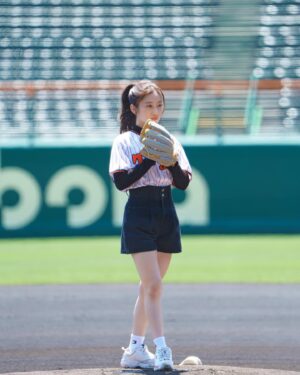 Chihiro Kawakami Instagram - 🏟️⚾️

今日甲子園で行われた
阪神タイガース × くふうハヤテベンチャーズ静岡 戦

月刊タイガース「ちっひー虎の虫」を背負って
始球式をさせていただきました🐯🪽

ノーバン右寄り投球でした！！

理想の投球はできなかったけど
甲子園のマウンドに立てた事だけで
ナイスピッチだったんじゃないかと自分を甘やかしてます笑

朝からではありましたが
来てくださった皆さんありがとうございました！

スタンドでのトークショーに始球式という素敵な機会を下さった月刊タイガースさんに感謝ですし、

平田良介さんと福家さんと大野アナと
スカイAゲスト出演まで…
盛りだくさんで夢見たいな1日でした👑❤️‍🔥

また皆さんと甲子園に行けますように☺️🫰🏻

#阪神タイガース #くふうハヤテ
#阪神甲子園球場 #甲子園 
#月刊タイガース #スカイA
#始球式 #自前のグローブで ☝🏻