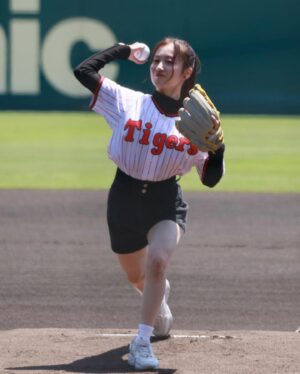 Chihiro Kawakami Instagram - 🏟️⚾️

今日甲子園で行われた
阪神タイガース × くふうハヤテベンチャーズ静岡 戦

月刊タイガース「ちっひー虎の虫」を背負って
始球式をさせていただきました🐯🪽

ノーバン右寄り投球でした！！

理想の投球はできなかったけど
甲子園のマウンドに立てた事だけで
ナイスピッチだったんじゃないかと自分を甘やかしてます笑

朝からではありましたが
来てくださった皆さんありがとうございました！

スタンドでのトークショーに始球式という素敵な機会を下さった月刊タイガースさんに感謝ですし、

平田良介さんと福家さんと大野アナと
スカイAゲスト出演まで…
盛りだくさんで夢見たいな1日でした👑❤️‍🔥

また皆さんと甲子園に行けますように☺️🫰🏻

#阪神タイガース #くふうハヤテ
#阪神甲子園球場 #甲子園 
#月刊タイガース #スカイA
#始球式 #自前のグローブで ☝🏻