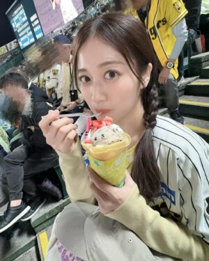 Chihiro Kawakami Instagram - 🐯🏟️

れなたんに誘ってもらって
TORACODAY 現地観戦できました！

久しぶりのライトスタンドで
声出して応援して楽しかった🌼

#満喫できて幸せ
#甲子園グルメ大使 #ご飯もりもり食べました
#今日食べたのは
"岩貞のストロベリーバナナチョコクレープ"
"あっさり！梅ちゃんの100点満天丼"☝🏻
#どちらもおすすめ