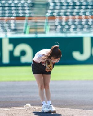 Chihiro Kawakami Instagram - 🏟️⚾️

今日甲子園で行われた
阪神タイガース × くふうハヤテベンチャーズ静岡 戦

月刊タイガース「ちっひー虎の虫」を背負って
始球式をさせていただきました🐯🪽

ノーバン右寄り投球でした！！

理想の投球はできなかったけど
甲子園のマウンドに立てた事だけで
ナイスピッチだったんじゃないかと自分を甘やかしてます笑

朝からではありましたが
来てくださった皆さんありがとうございました！

スタンドでのトークショーに始球式という素敵な機会を下さった月刊タイガースさんに感謝ですし、

平田良介さんと福家さんと大野アナと
スカイAゲスト出演まで…
盛りだくさんで夢見たいな1日でした👑❤️‍🔥

また皆さんと甲子園に行けますように☺️🫰🏻

#阪神タイガース #くふうハヤテ
#阪神甲子園球場 #甲子園 
#月刊タイガース #スカイA
#始球式 #自前のグローブで ☝🏻